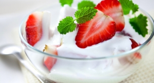  Yoghurt and berries