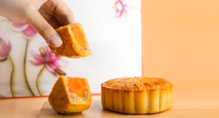 Hand taking a piece of mooncake