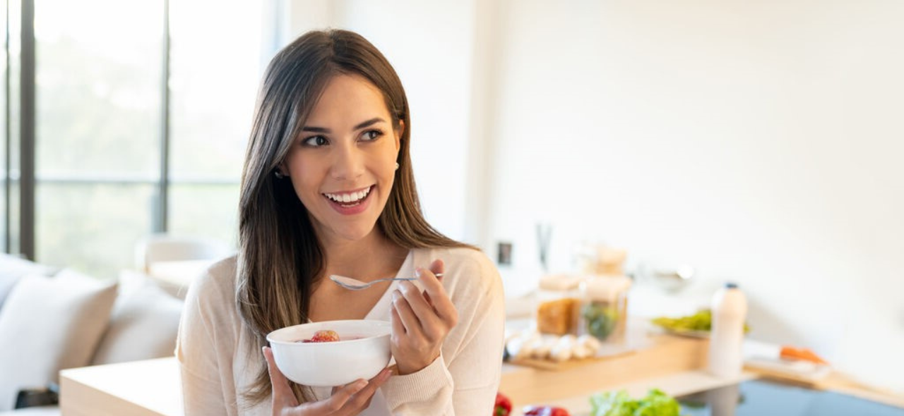 Women eating healthy meal banner image