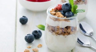 Yoghurt and fruit pot